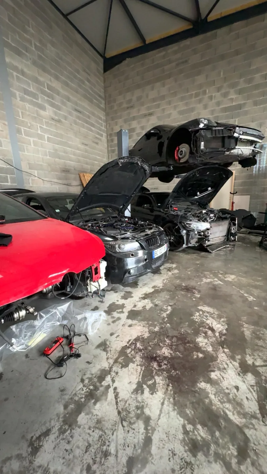 Véhicules en cours de travaux dans l'atelier MC Auto