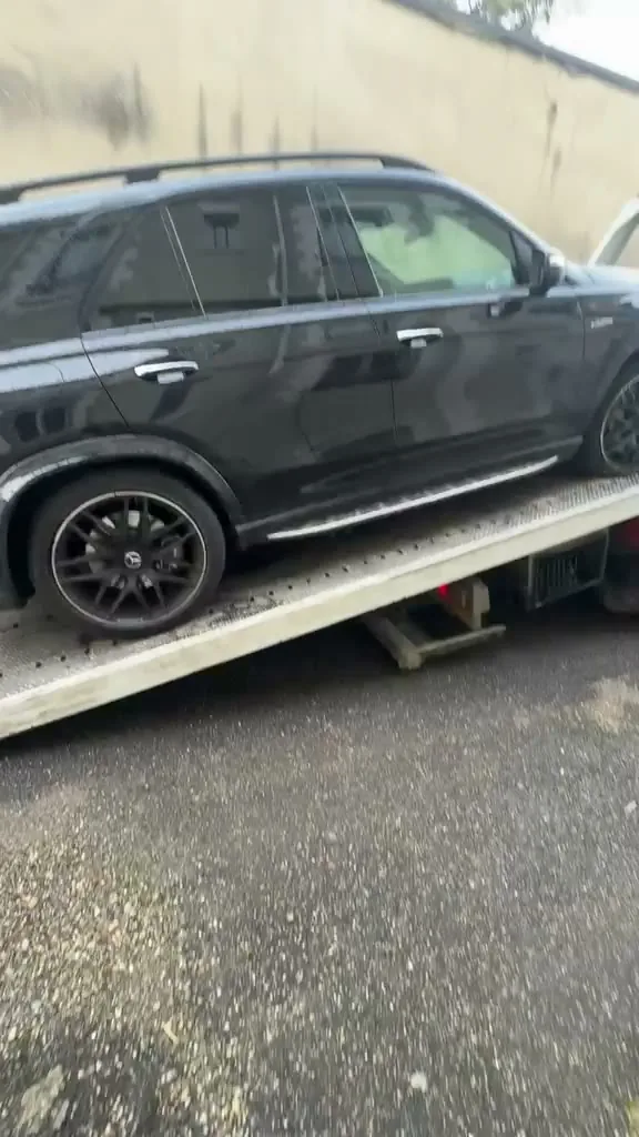 SUV chargé sur le plateau de dépannage de MC Auto