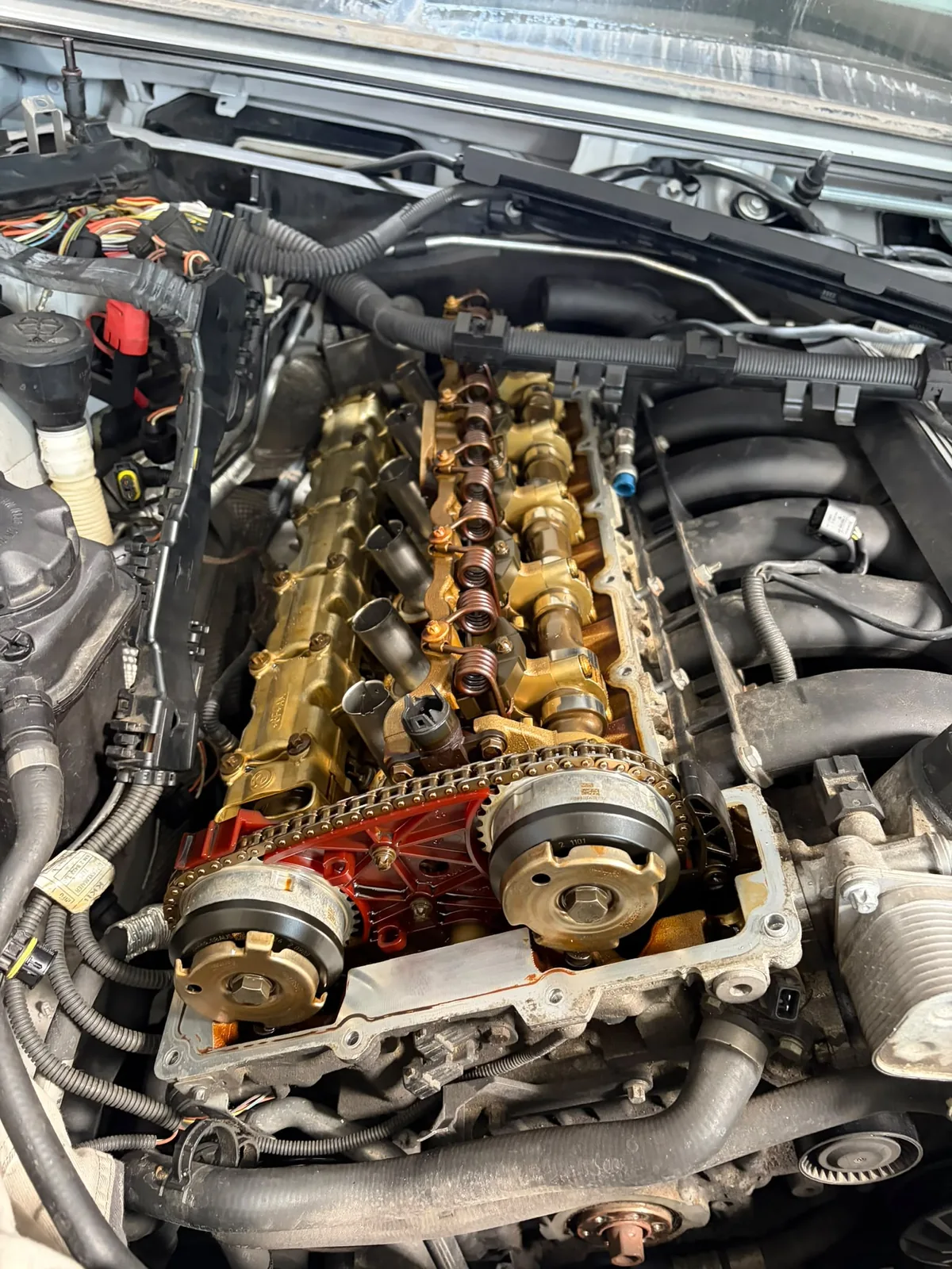 Haut moteur ouvert lors d'une intervention mécanique chez MC Auto à Trévoux
