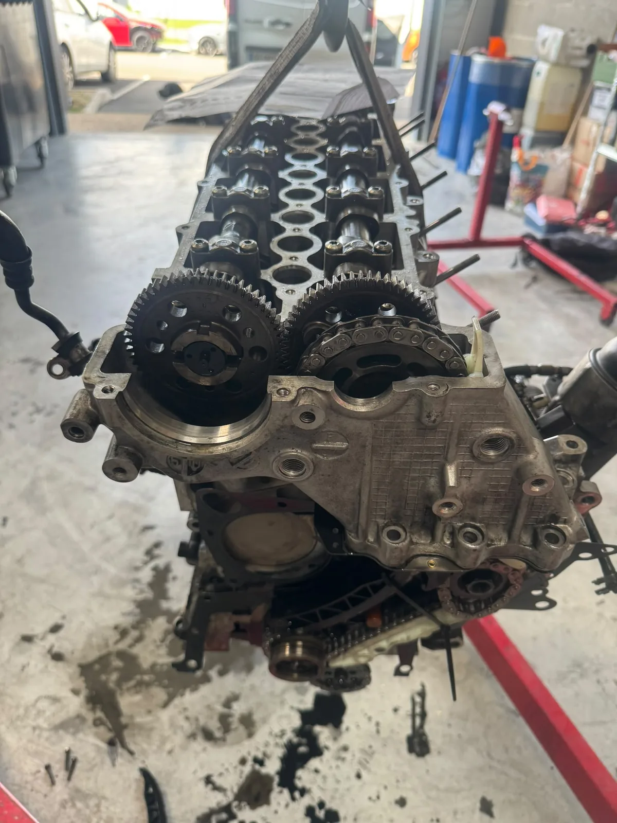 Bloc moteur démonté à l'atelier MC Auto de Trévoux