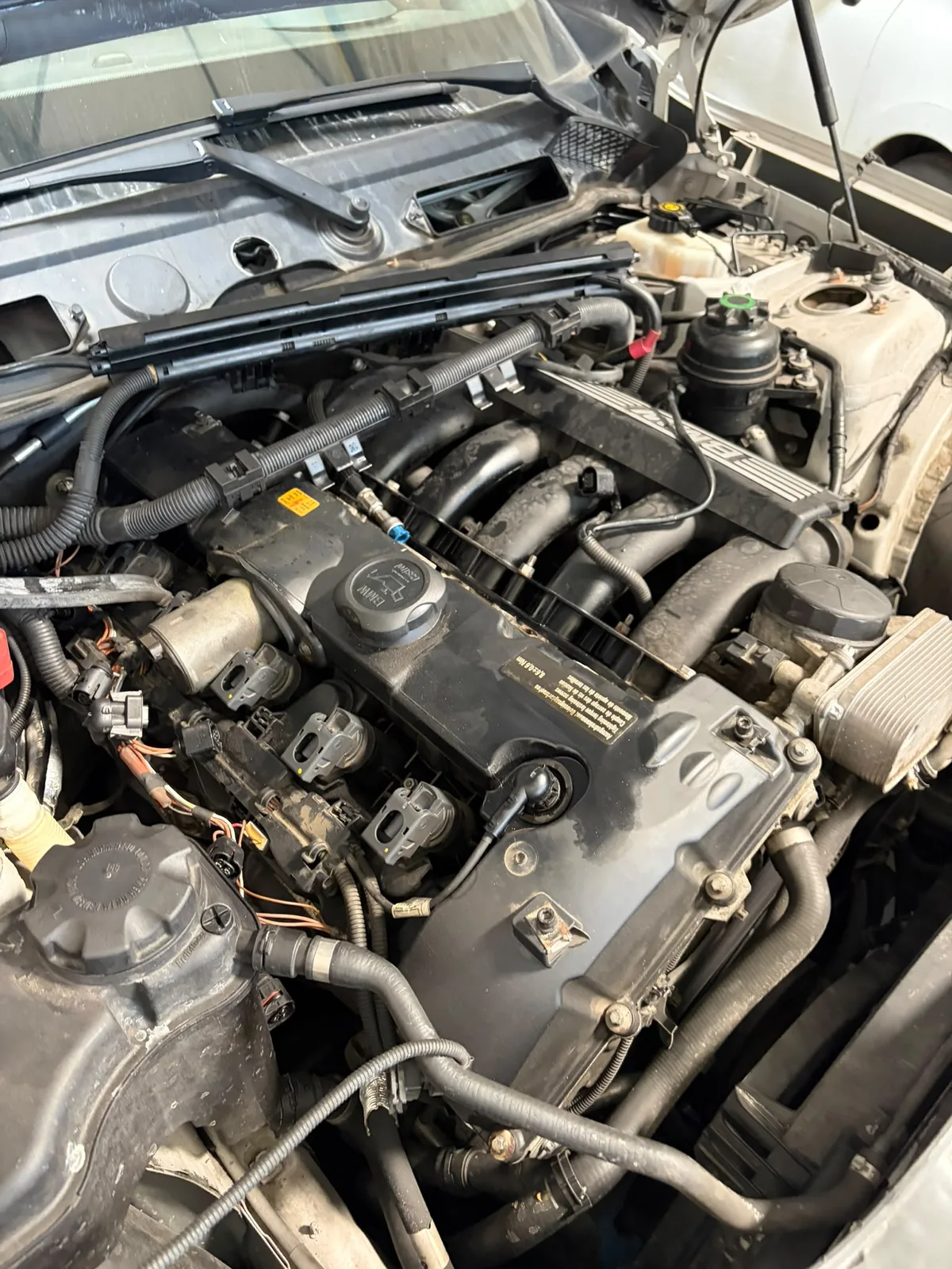 Compartiment moteur ouvert avant une intervention chez MC Auto à Trévoux