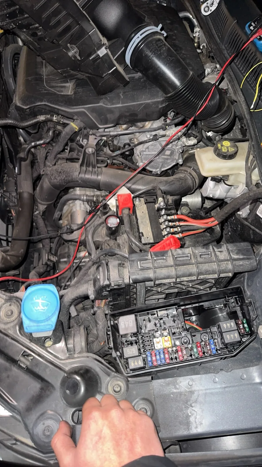 Intervention sur le compartiment moteur et l'électronique d'un véhicule chez MC Auto