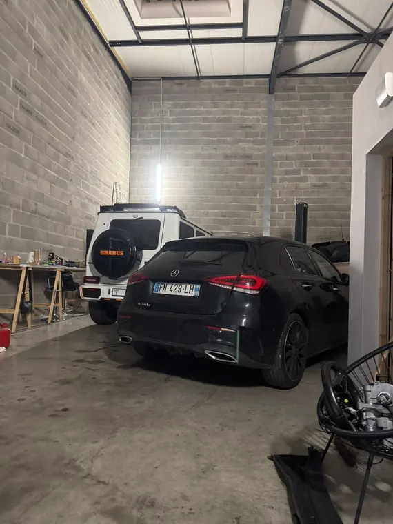 Véhicule stationné à l'intérieur de l'atelier MC Auto de Trévoux