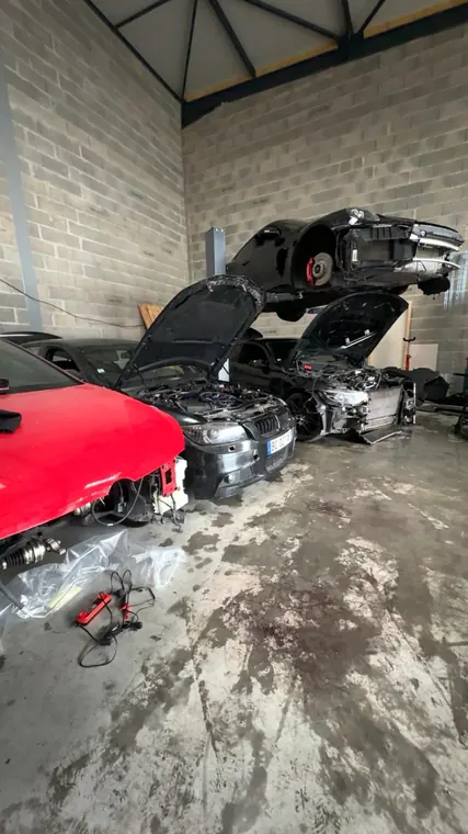 Deux véhicules en cours de travaux de carrosserie et mécanique à l'atelier MC Auto