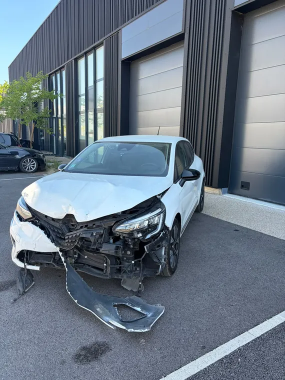 Voiture avec l'avant endommagé prise en charge par le garage MC Auto à Trévoux
