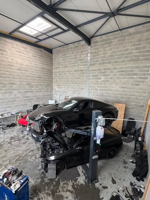Véhicule en cours de remise en état dans l'atelier MC Auto à Trévoux