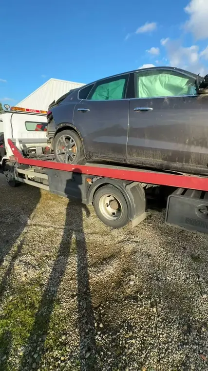 Chargement d’un véhicule sur plateau lors d’une intervention de dépannage MC Auto
