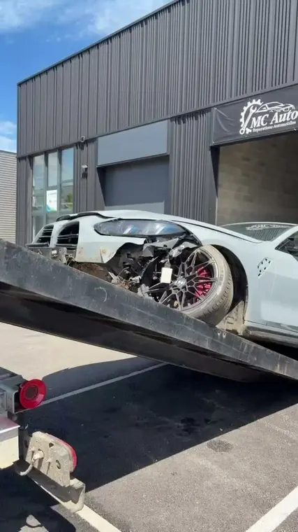 Véhicule chargé sur le plateau de dépannage devant l'atelier MC Auto à Trévoux