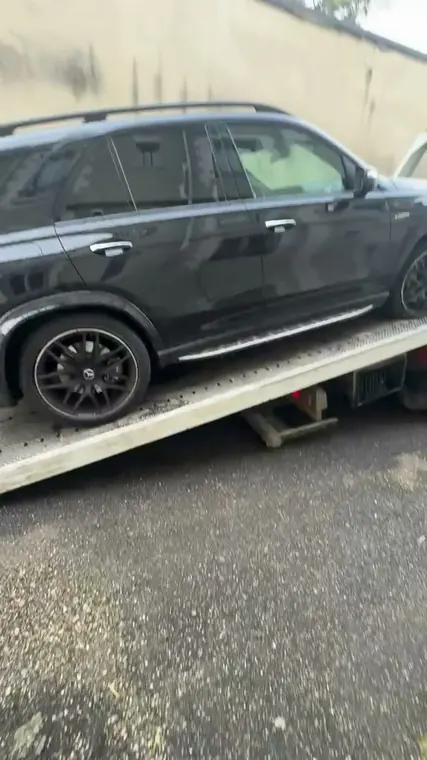 SUV chargé sur un plateau de dépannage par MC Auto