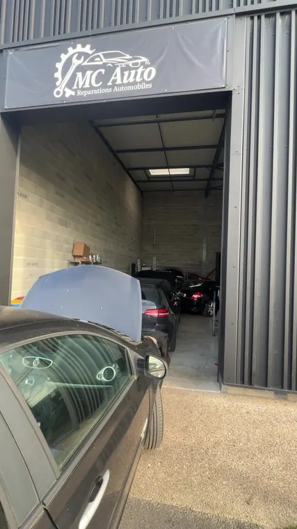 Entrée de l'atelier MC Auto avec l'enseigne, Trévoux
