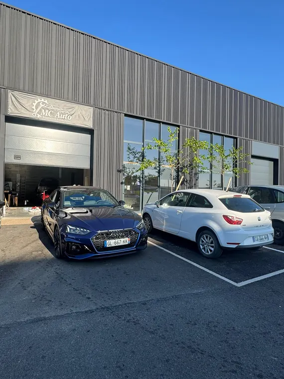 Façade et enseigne du garage MC Auto, 161 allée des Peupliers à Trévoux