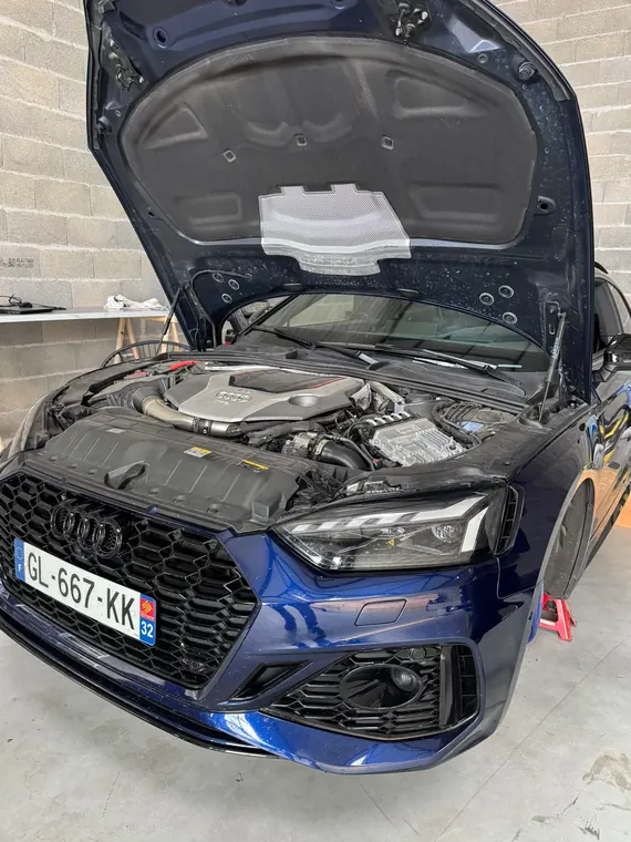 Audi RS5 bleue capot ouvert pour diagnostic moteur à l'atelier MC Auto à Trévoux