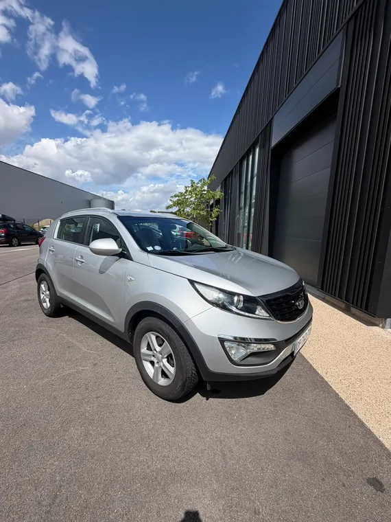 SUV nettoyé et prêt à être restitué devant l'atelier MC Auto de Trévoux