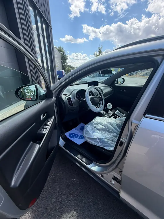 Intérieur de véhicule en cours de nettoyage complet chez MC Auto à Trévoux