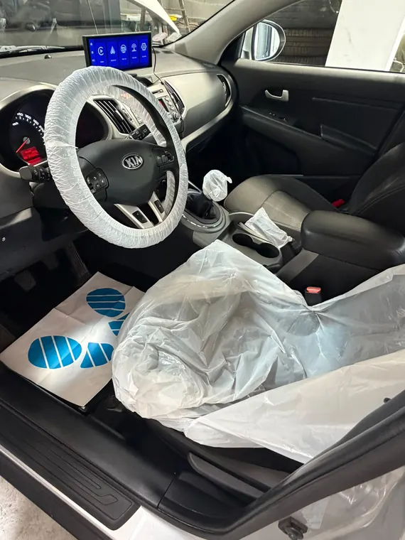 Sièges et habitacle d'un véhicule en cours de nettoyage à l'atelier MC Auto