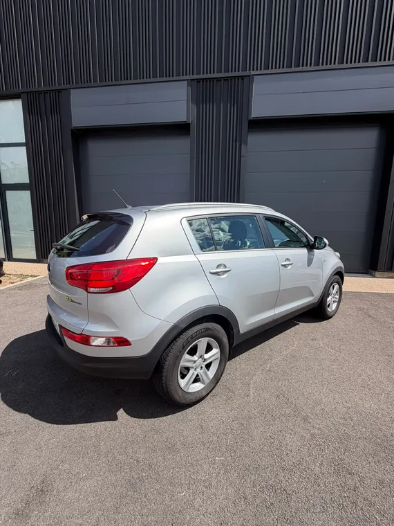 SUV à la carrosserie nettoyée, stationné devant l'atelier MC Auto à Trévoux