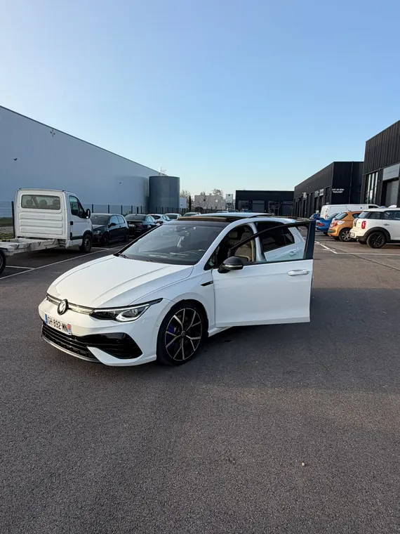 Volkswagen Golf R blanche confiée à l'atelier MC Auto à Trévoux