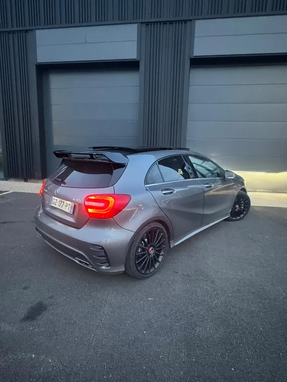 Vue arrière d'une Mercedes-AMG A45 grise devant l'atelier MC Auto
