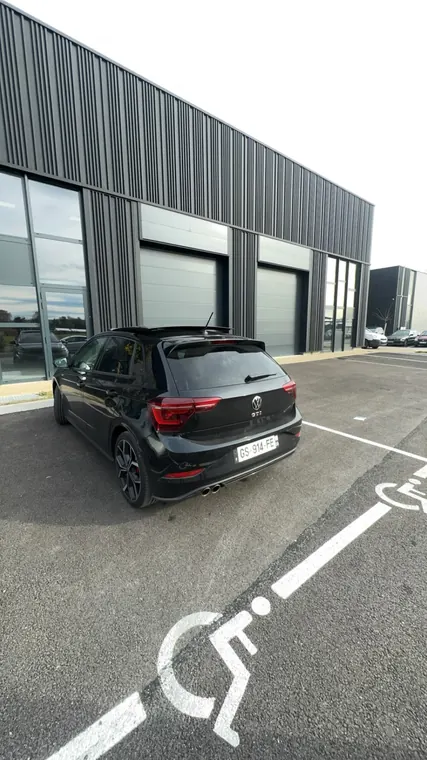Volkswagen compacte noire stationnée devant l'atelier MC Auto à Trévoux
