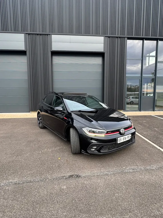 Volkswagen Polo GTI noire devant l'atelier MC Auto à Trévoux