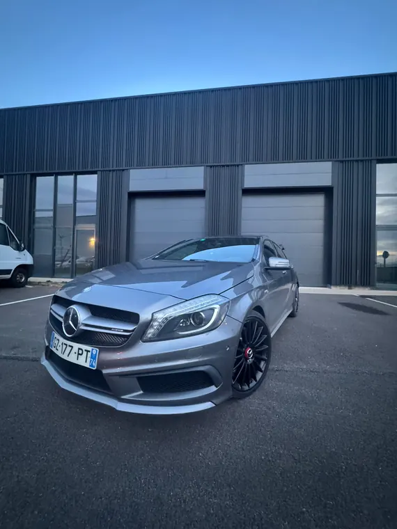 Mercedes-AMG A45 grise devant l'atelier MC Auto de Trévoux