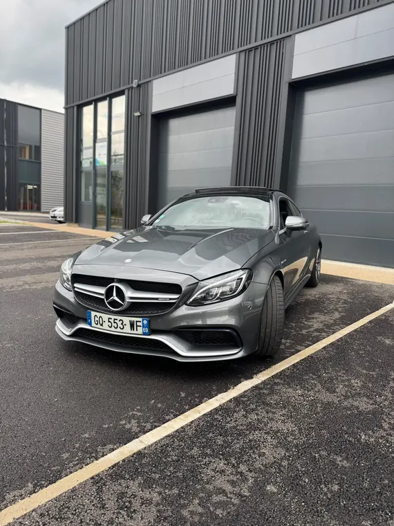 Coupé Mercedes-AMG gris stationné devant l'atelier MC Auto à Trévoux