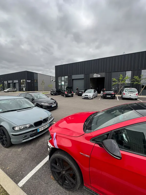 Véhicules stationnés devant le garage MC Auto à Trévoux