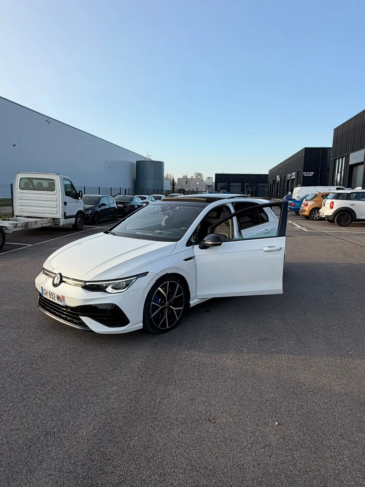 Véhicule prêt à être restitué devant l'atelier MC Auto à Trévoux